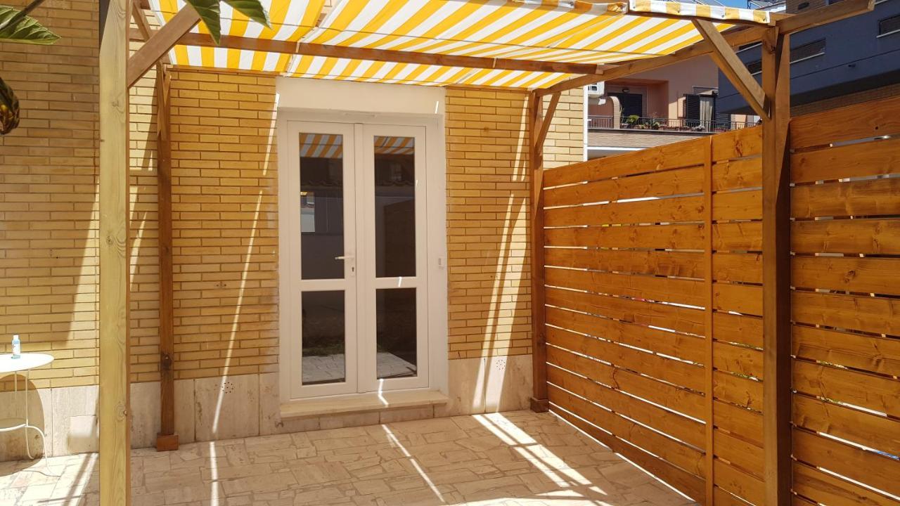 Un Passo Dal Mare Bed & Breakfast Fiumicino Exterior photo A pergola with a retractable awning