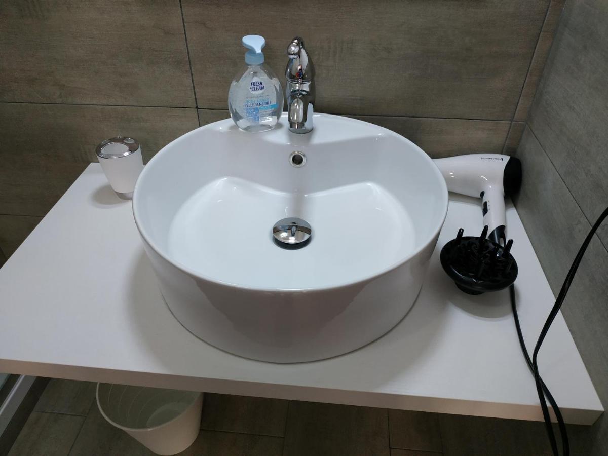 Un Passo Dal Mare Bed & Breakfast Fiumicino Exterior photo A washbasin