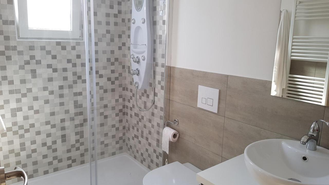Un Passo Dal Mare Bed & Breakfast Fiumicino Exterior photo A shower cubicle
