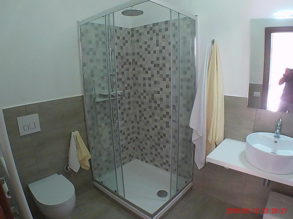 Un Passo Dal Mare Bed & Breakfast Fiumicino Exterior photo A shower cubicle