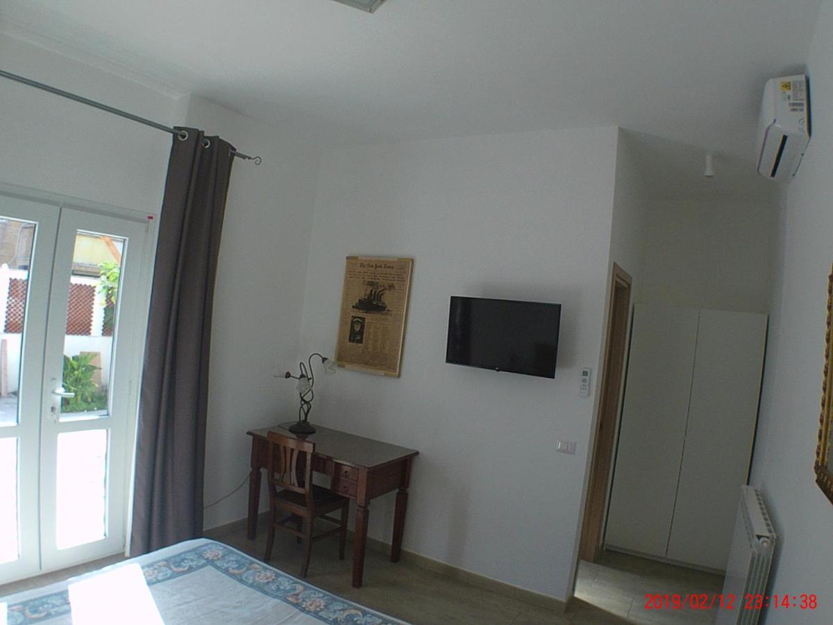 Un Passo Dal Mare Bed & Breakfast Fiumicino Exterior photo A room at the hotel