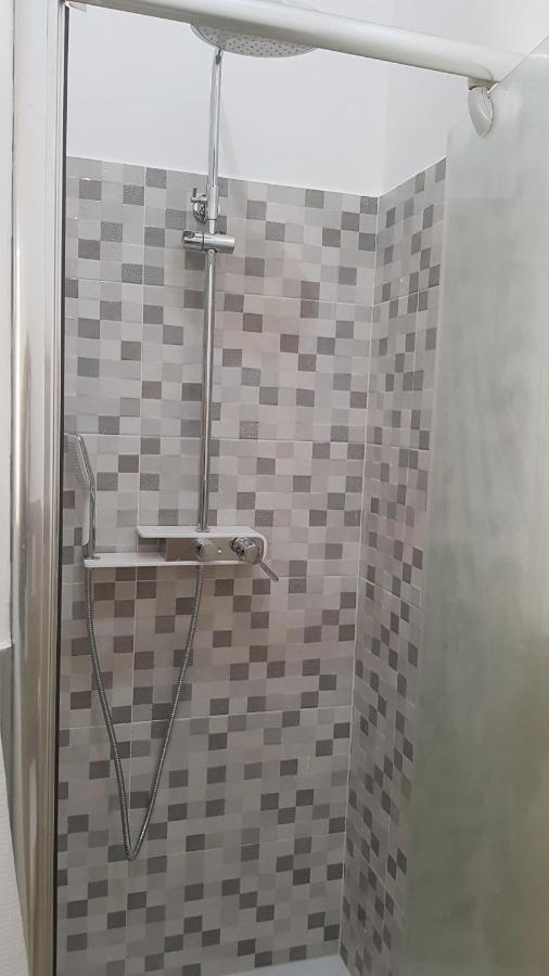 Un Passo Dal Mare Bed & Breakfast Fiumicino Exterior photo A shower