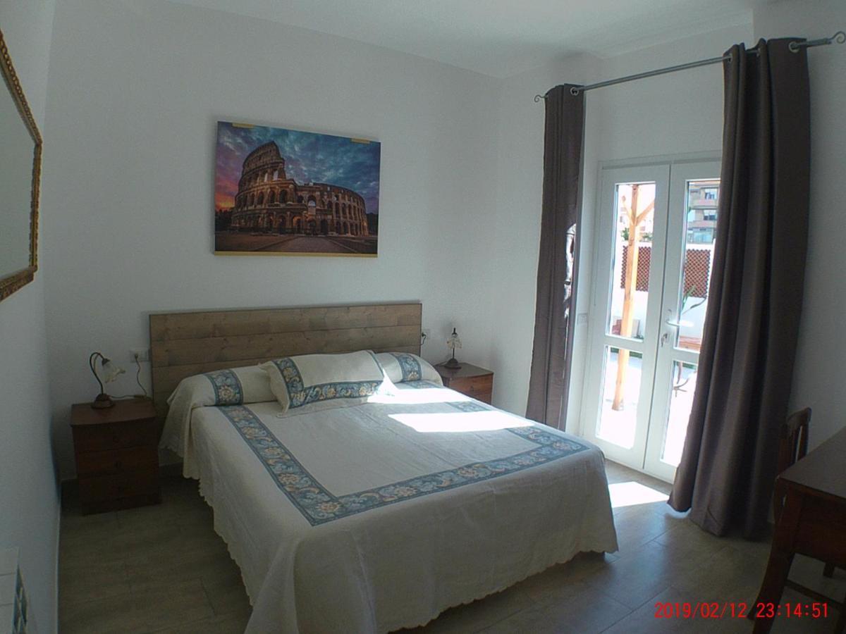 Un Passo Dal Mare Bed & Breakfast Fiumicino Exterior photo A bedroom in a Spanish hotel