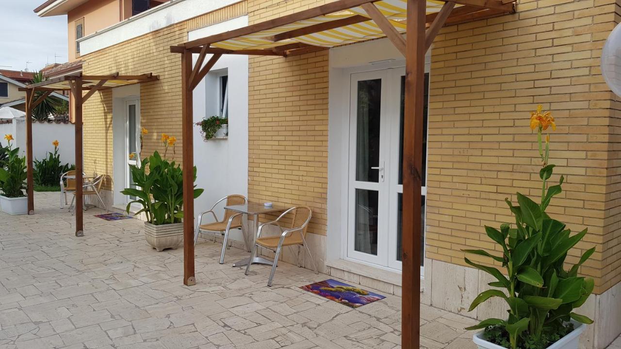 Un Passo Dal Mare Bed & Breakfast Fiumicino Exterior photo A pergola with a retractable awning