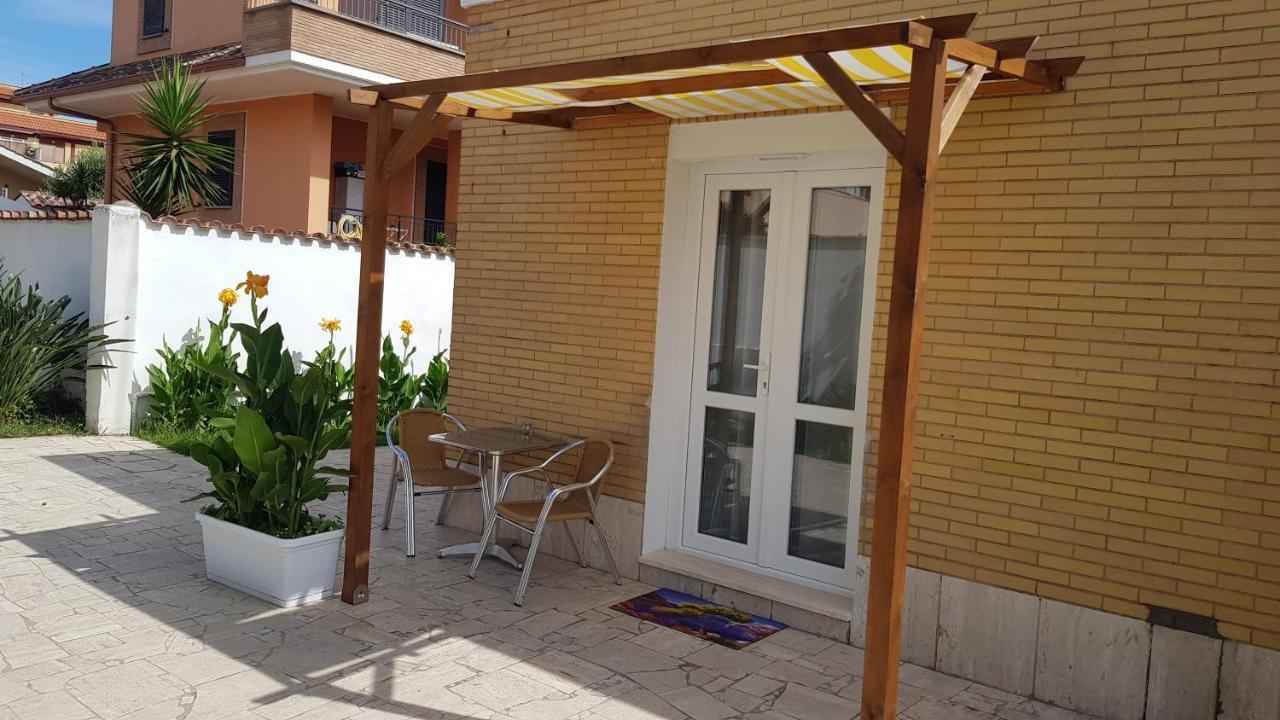 Un Passo Dal Mare Bed & Breakfast Fiumicino Exterior photo A pergola