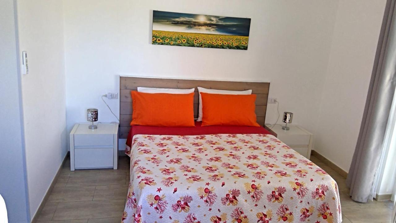 Un Passo Dal Mare Bed & Breakfast Fiumicino Exterior photo A bedroom in a hotel